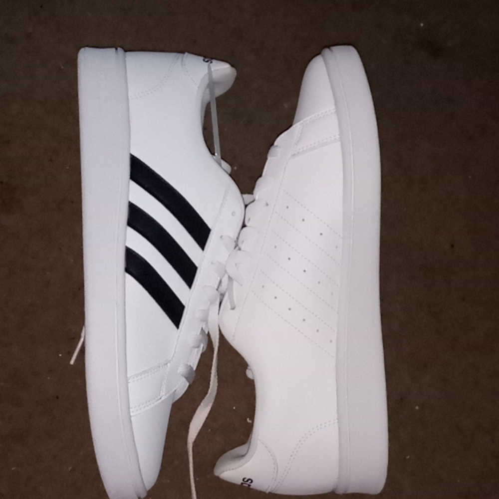 Adidas sneakers size 10 - Picture 2 of 3